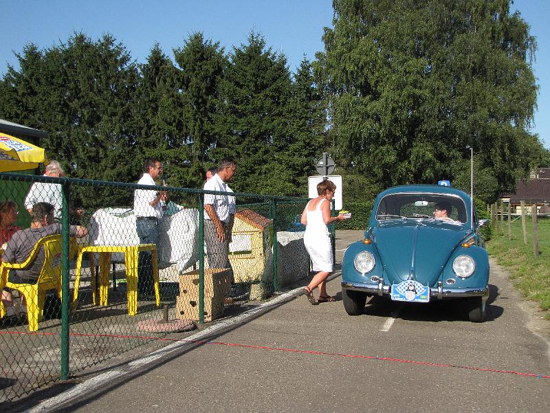 Prijsuitreiking voor de mooiste, oudste, speciaalste en de auto die van het verst kwam,  verschillende leden van MG Club Limburg vielen in de prijzen, kijk maar (33).JPG